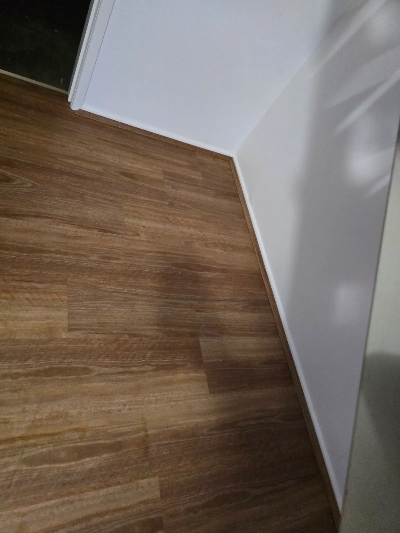 Belconnen apartment — oven, rangehood and carpet detail